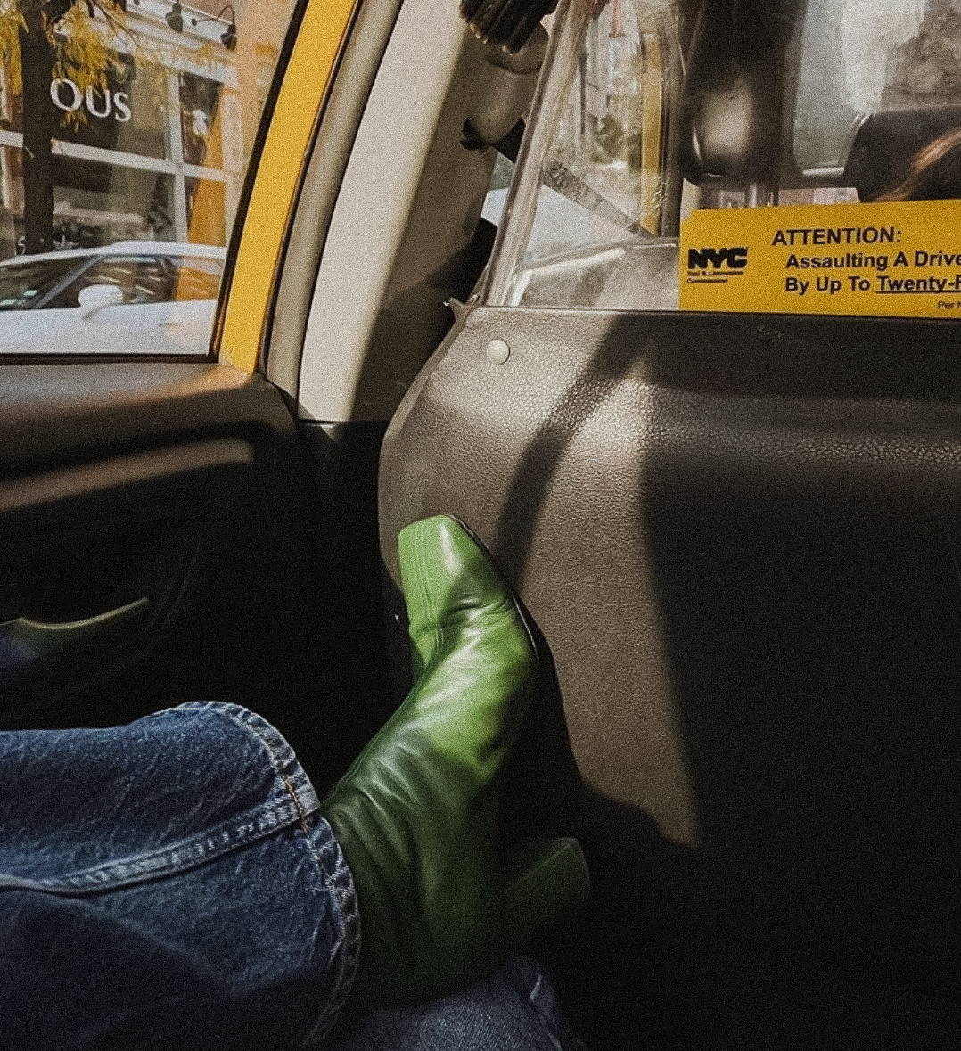 Urbaner Schnappschuss in einem gelben Taxi, der die Dynamik und Internationalität der Agentur UNBOTHERED® symbolisiert.