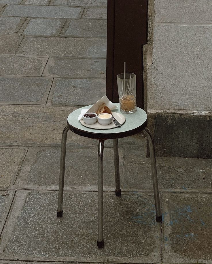 Minimalistische Pariser Café-Szene im Freien, die den ästhetischen Studio-Vibe von UNBOTHERED® unterstreicht.