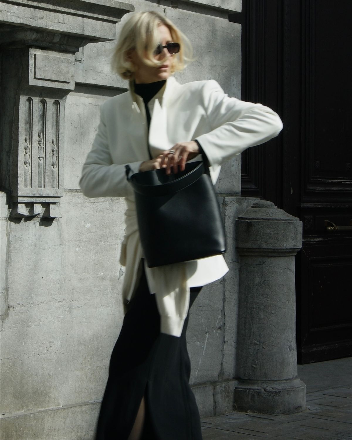 Eine elegant gekleidete Frau symbolisiert modernes Personal Brand Consulting und Brand Identity von UNBOTHERED®.