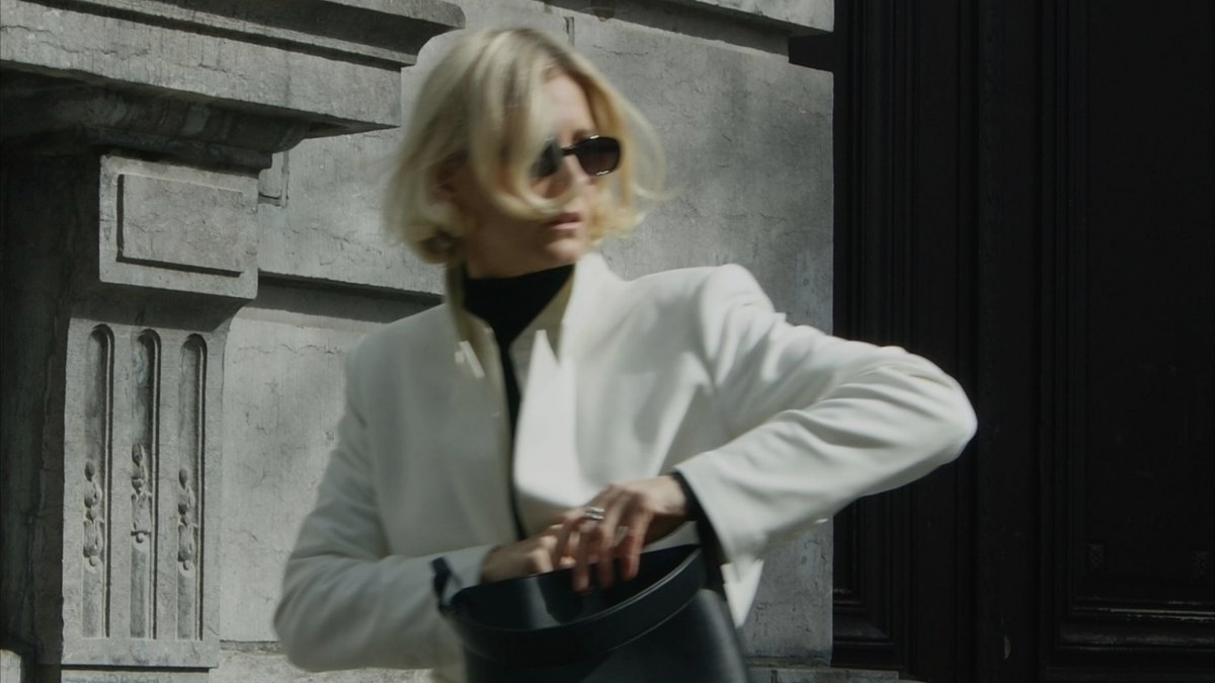 Eine elegant gekleidete Frau symbolisiert modernes Personal Brand Consulting und Brand Identity von UNBOTHERED®.