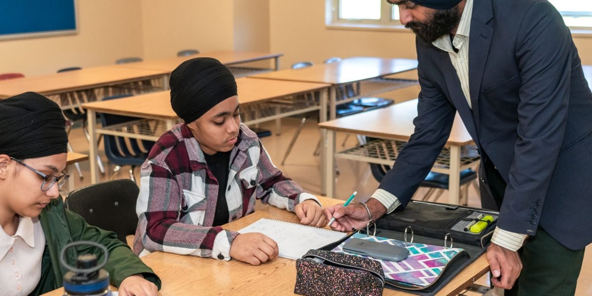 A mentor guiding a student, fostering confidence and engagement in AI education.