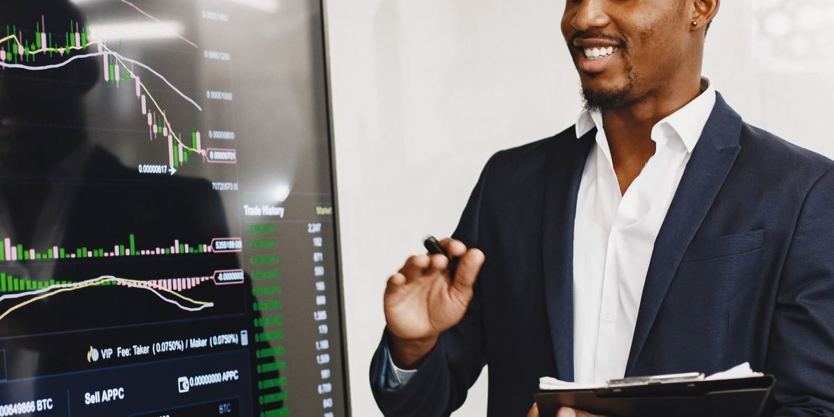 A professional effectively presenting data insights to a team in a meeting setting.