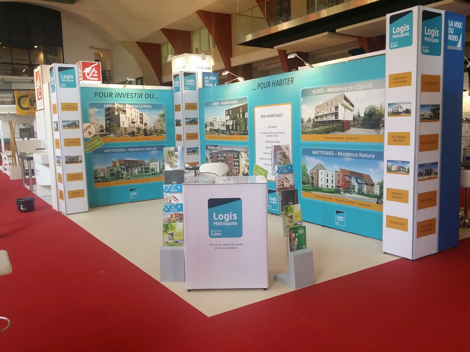 Modular stand with printed graphic walls and brochure counter