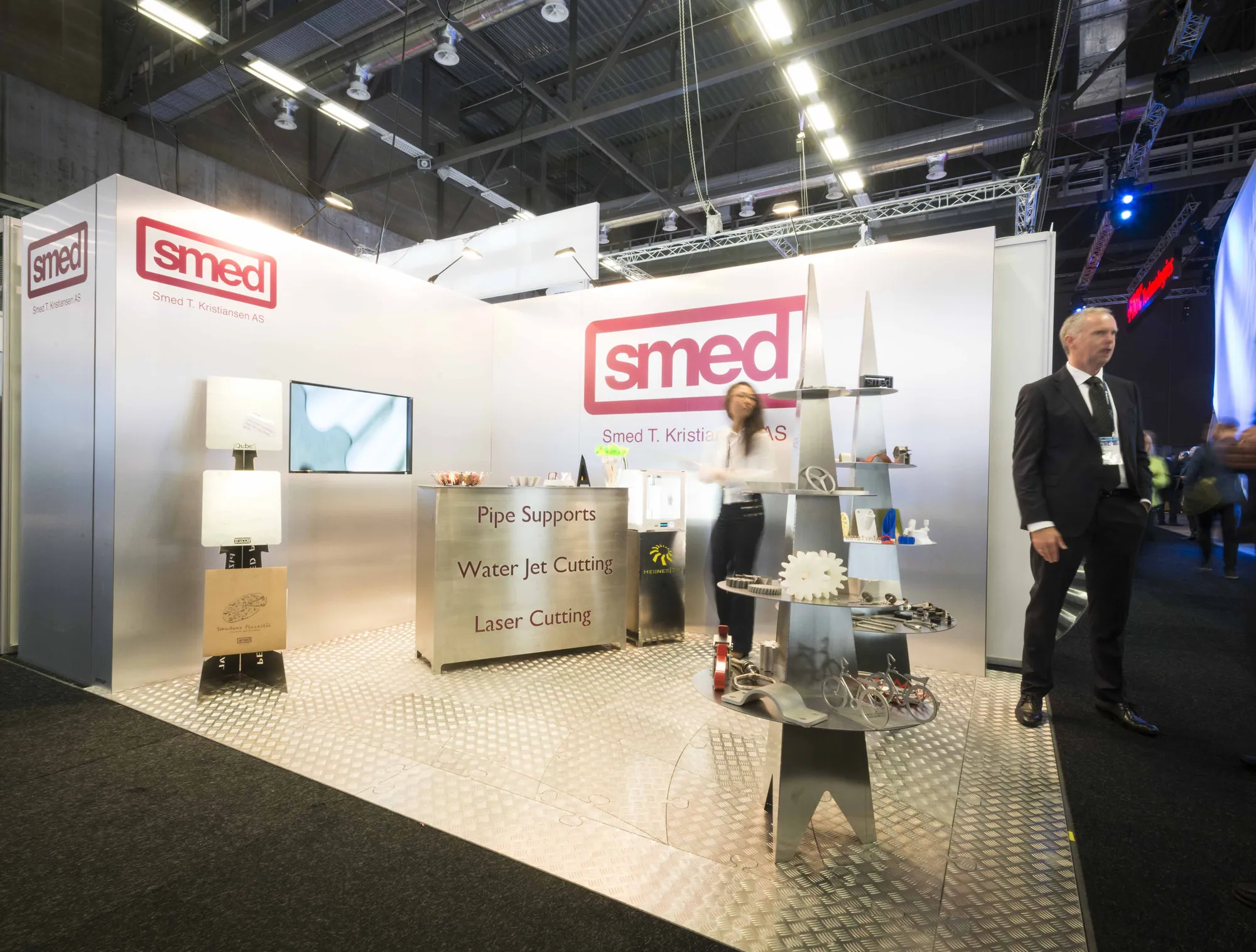 Modular stand with product demonstration counter and screens