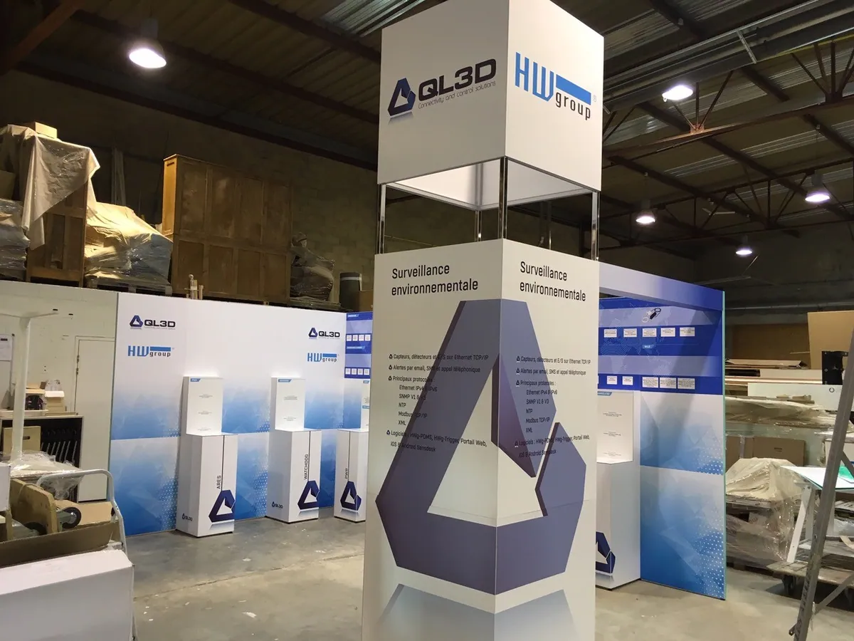 Modular stand with tall graphic tower and product plinths