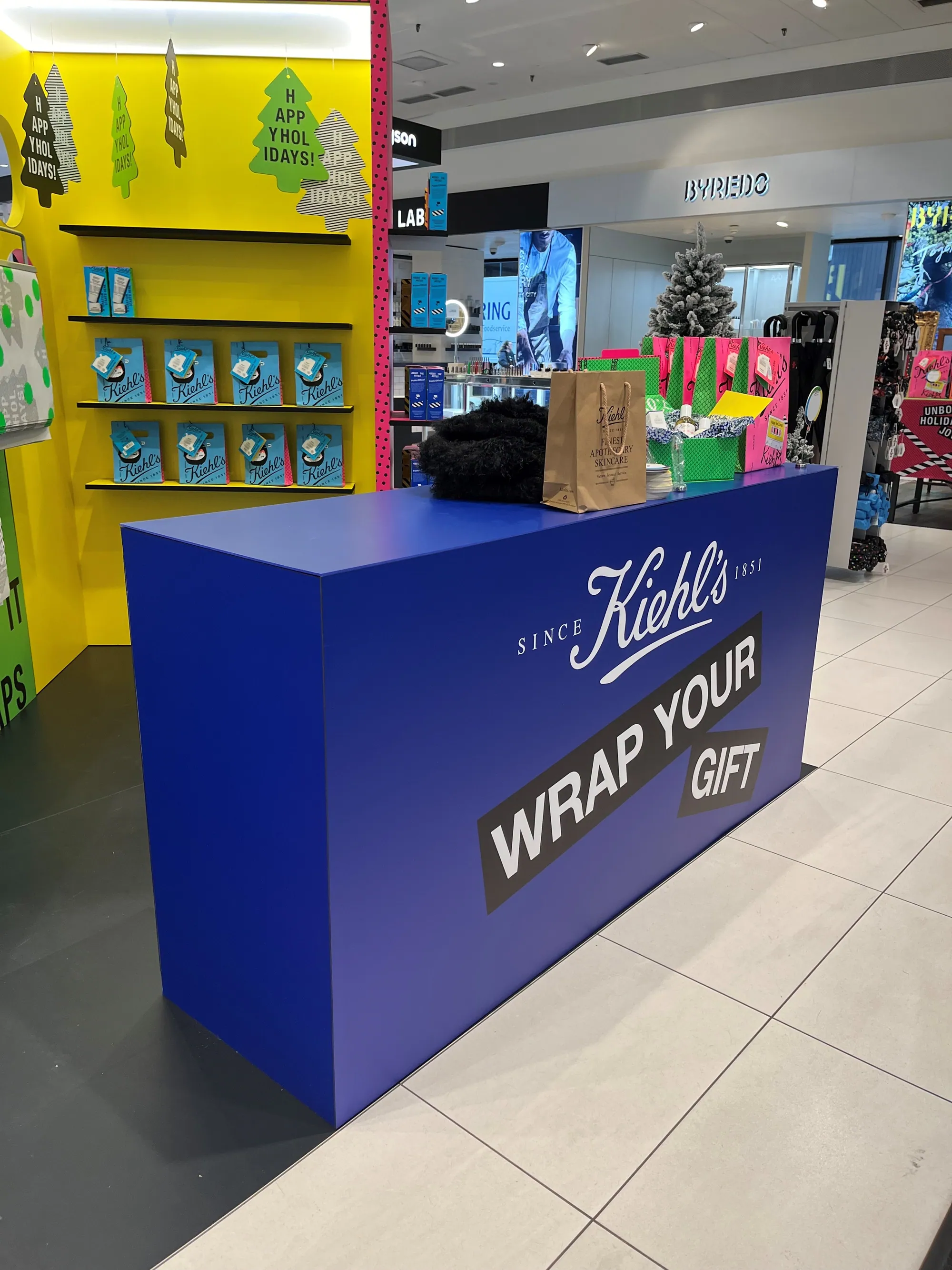 Branded gift-wrap counter built with T3 in a retail pop-up