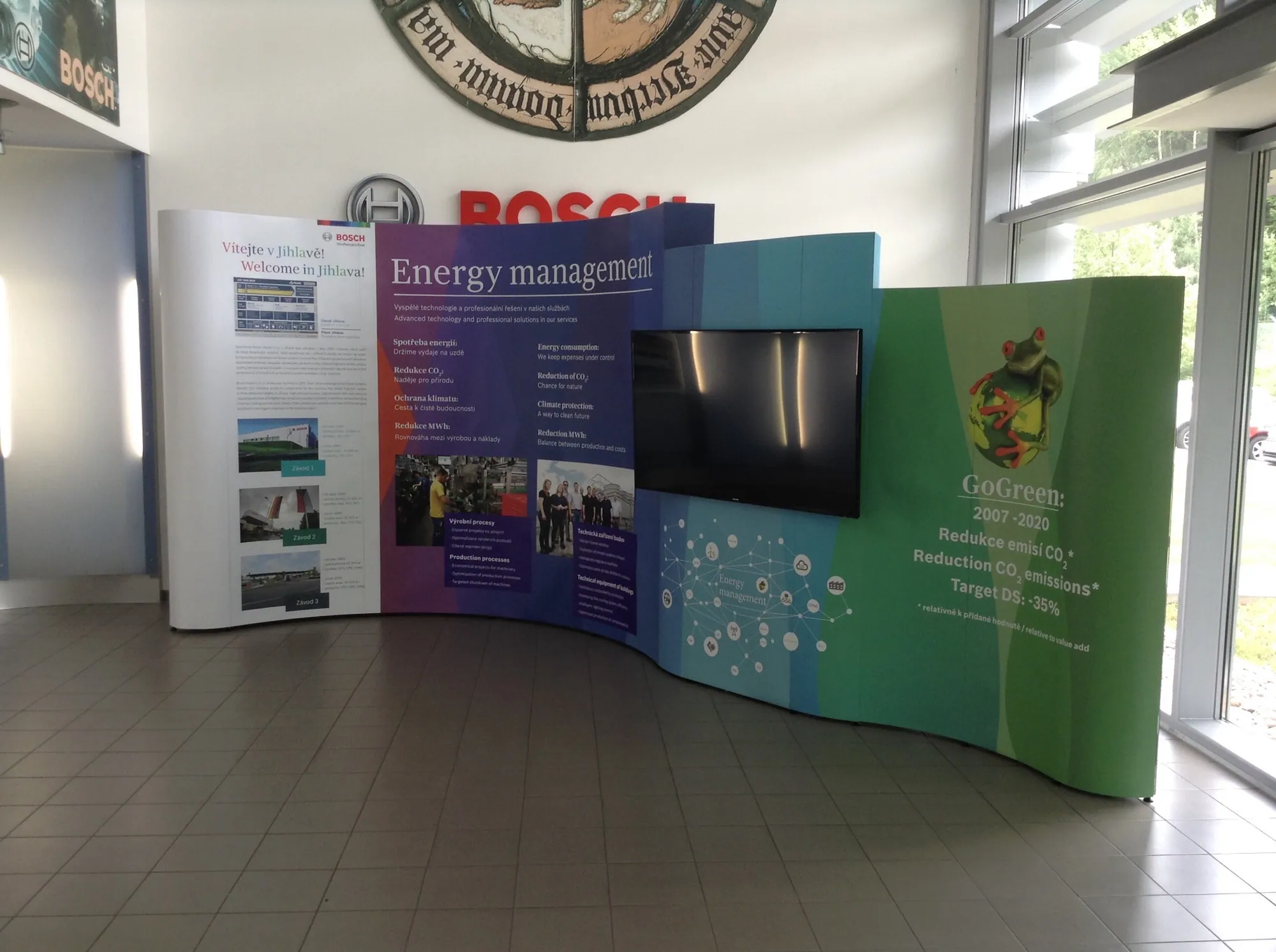 Curved exhibit wall with integrated screen built with T3