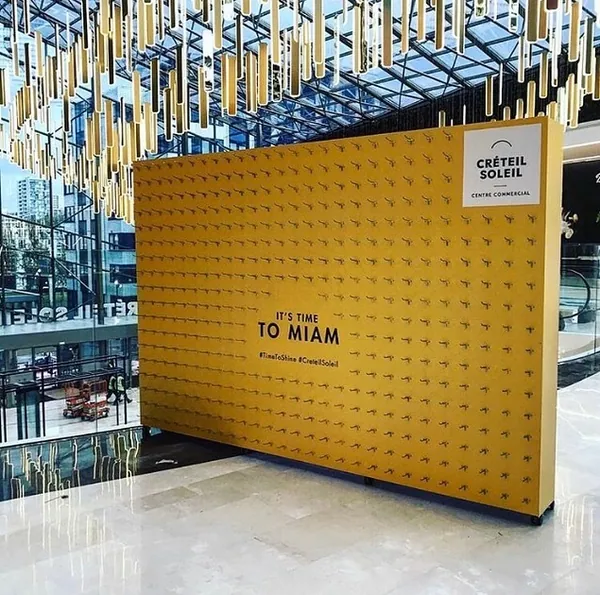 3D textured media wall built with T3 in a shopping centre