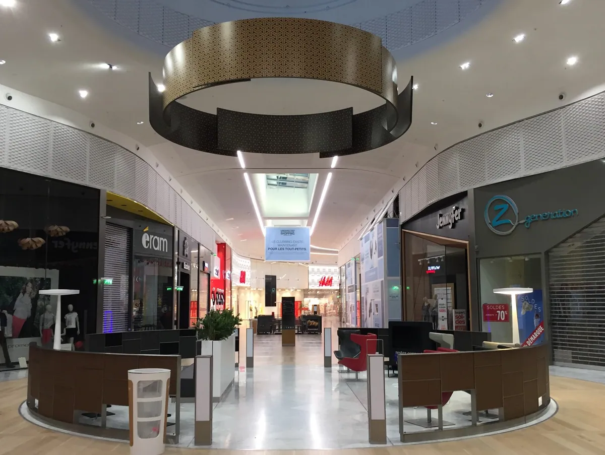 Suspended ring structure over a shopping centre mall concourse