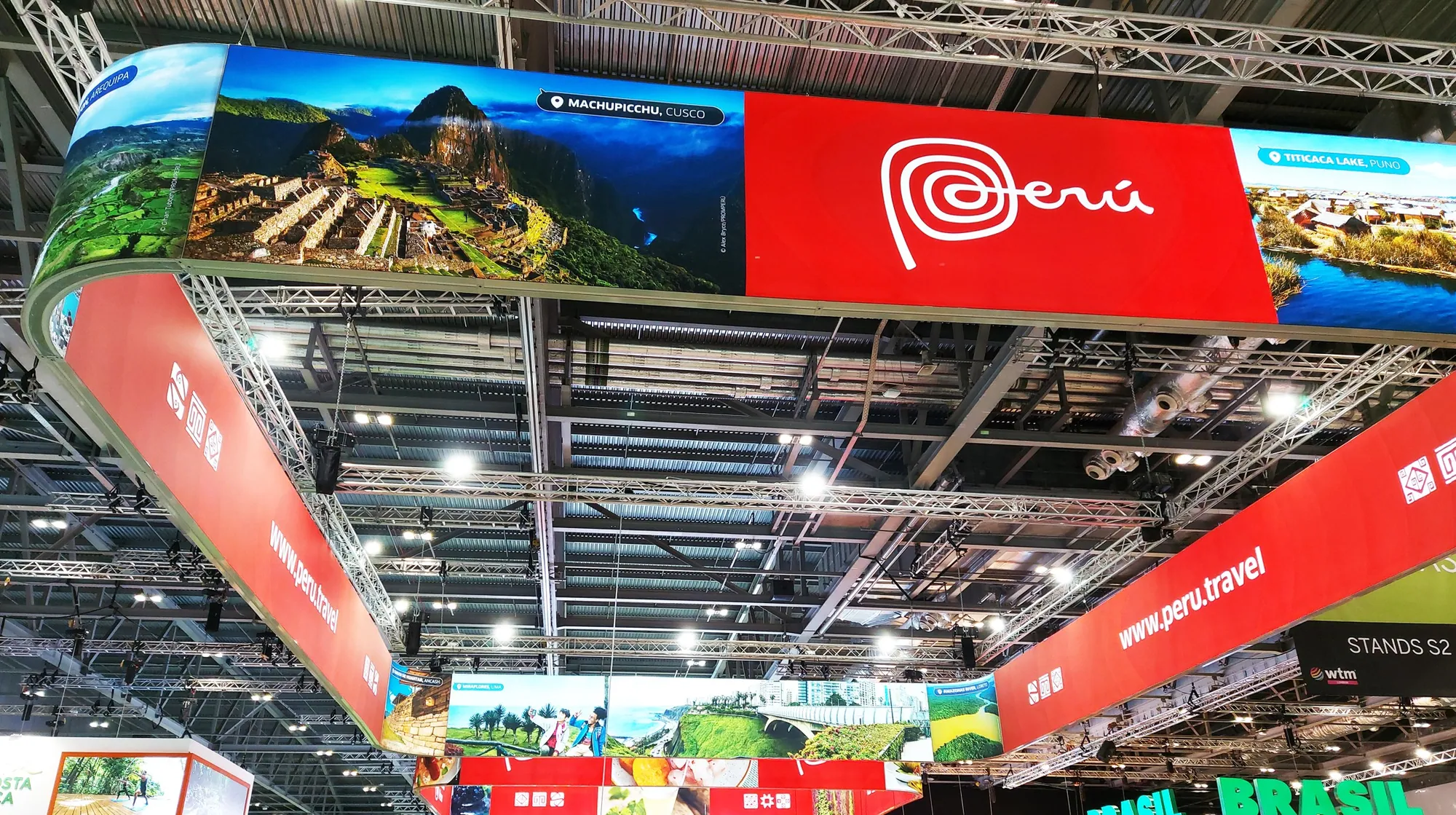 Curved suspended banner structure built with T3 at a travel show