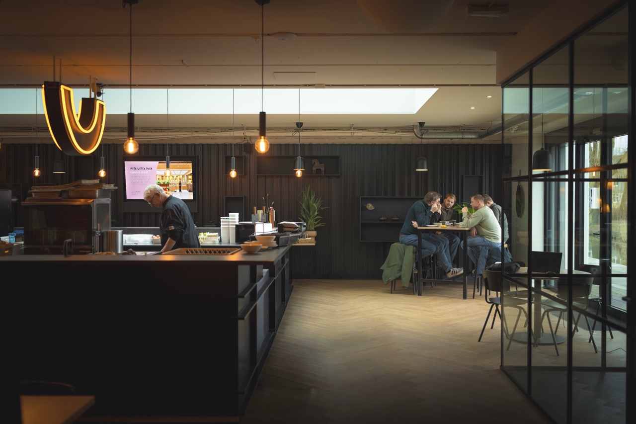 Bar en entree van Campus Delta in Capelle aan den IJssel