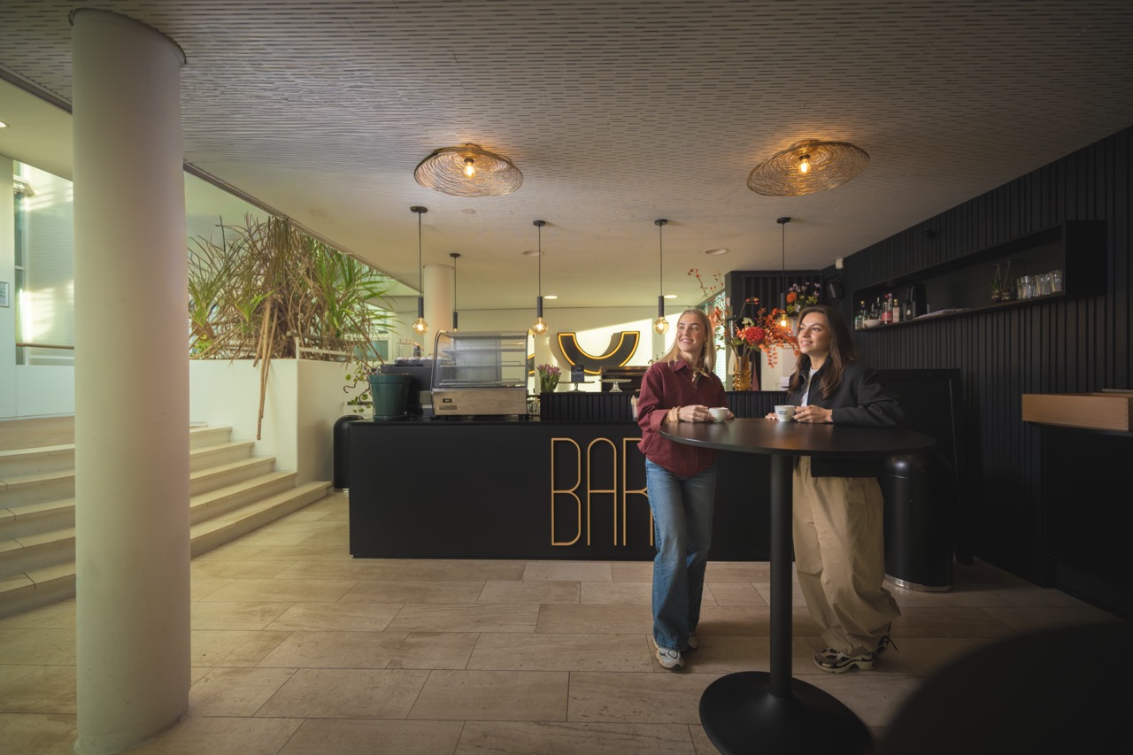 Sociaal hart van Campus CeeCee in Enschede met bar en zitplekken
