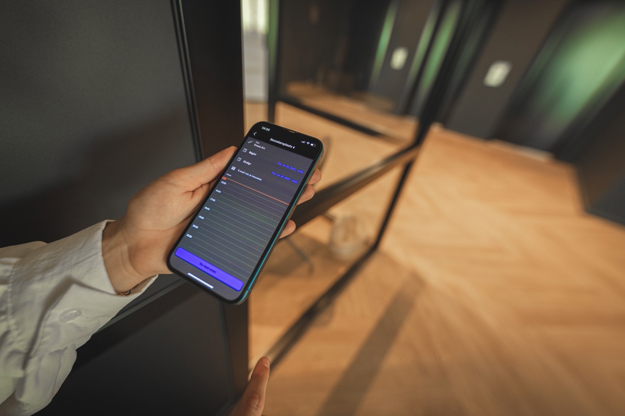 Smartphone voor toegang tot Campus CeeCee Timber in Enschede