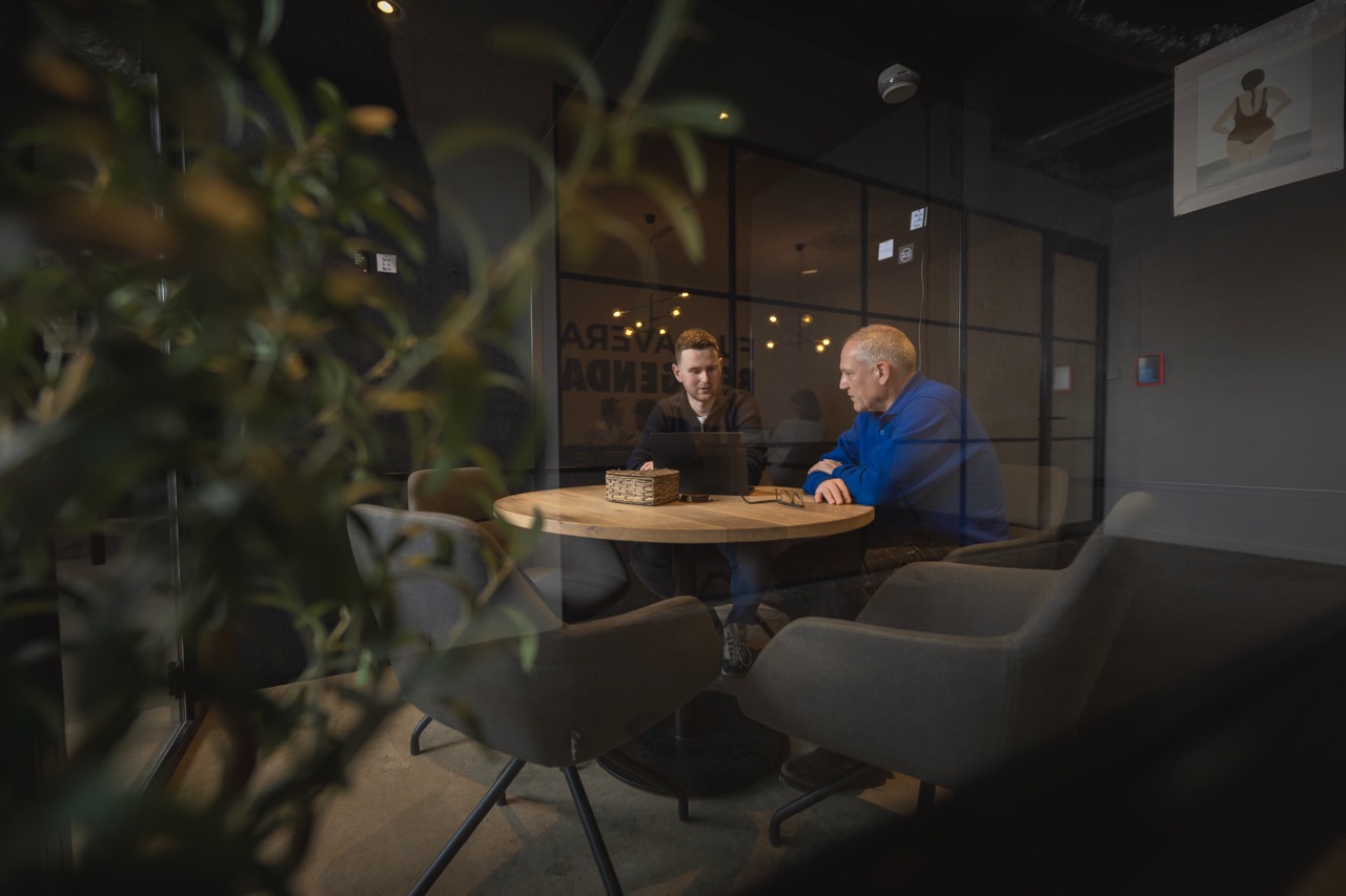 Informele werkplek bij Campus CeeCee in Enschede met groene inrichting