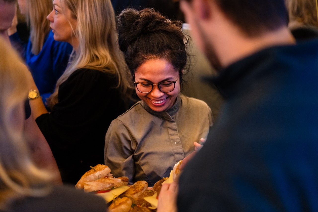 Huurders tijdens een gezellig moment bij de horeca van Campus CeeCee in Enschede