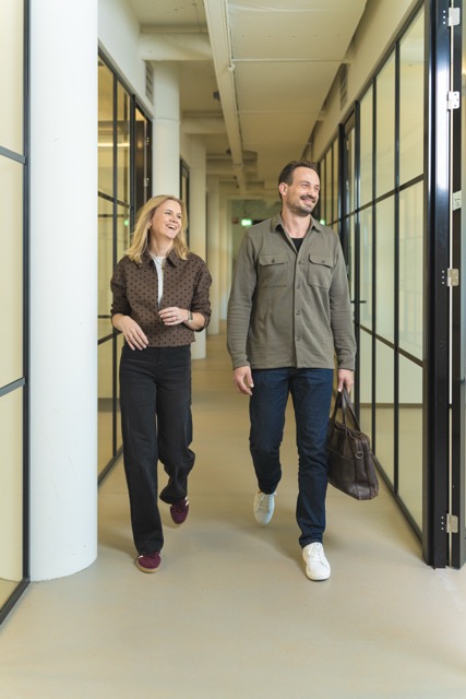 Medewerker heet bezoekers welkom bij Campus Hambaken in Den Bosch