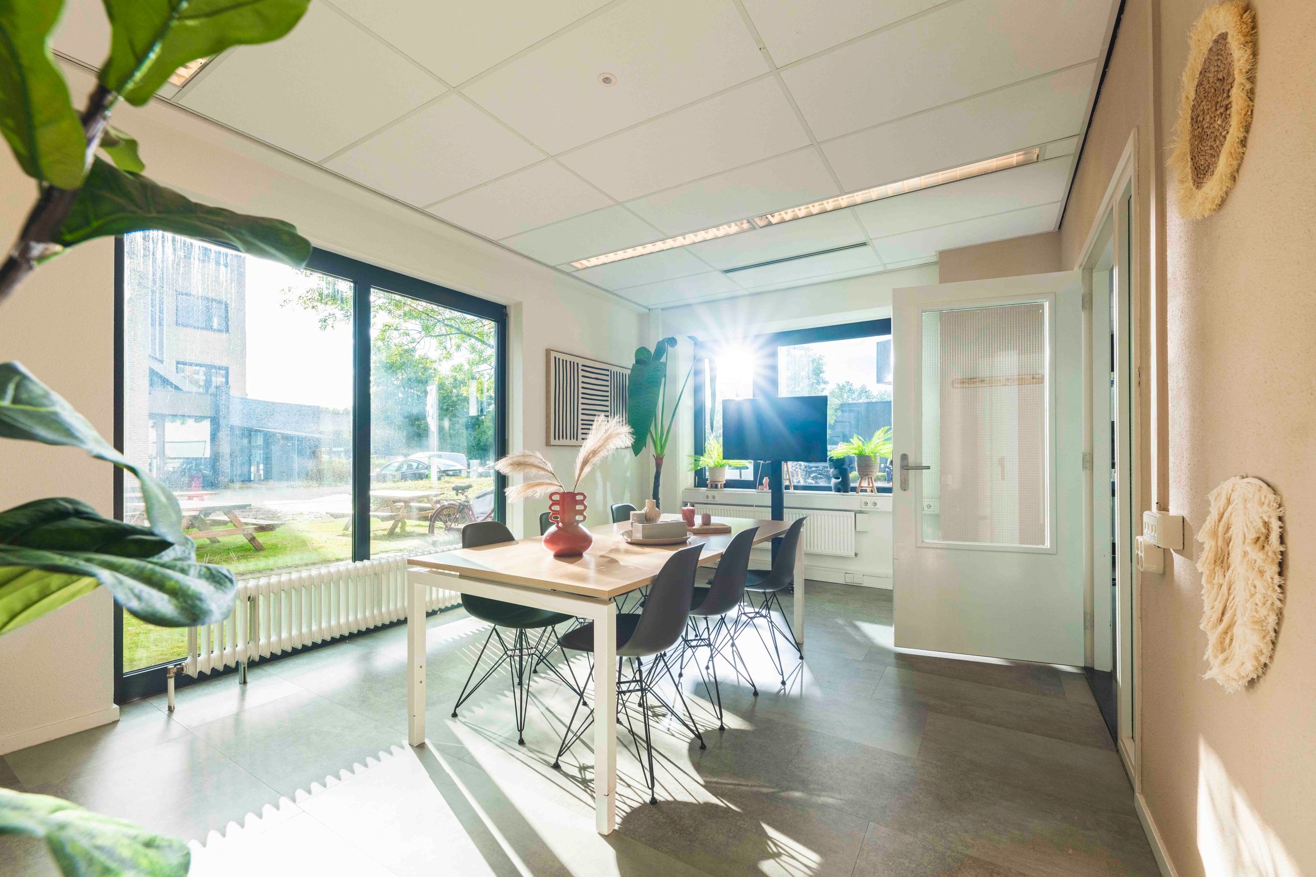 Rustige werkplek met veel daglicht bij Campus Hanzepark in Deventer