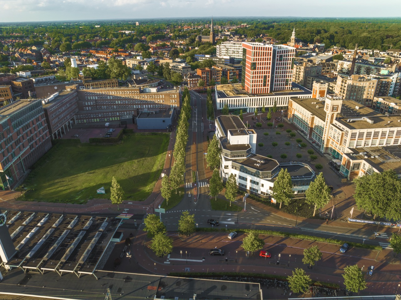 Luchtfoto van Campus Dreesz Egbert Gorterstraat en Brugstraat in Almelo