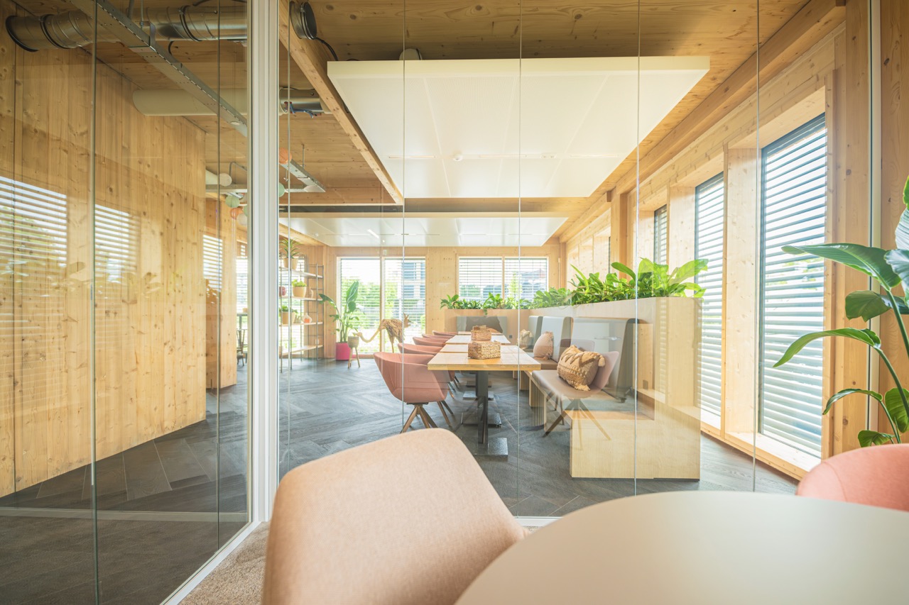 Informele zithoek met houten interieur bij Campus Hambaken Timber in Den Bosch