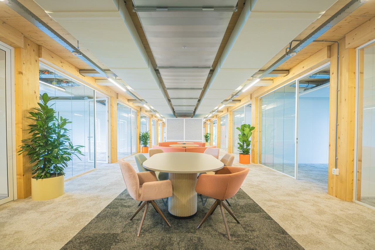 Lichte overlegplek met houten wanden en tafel bij Campus Hambaken Timber