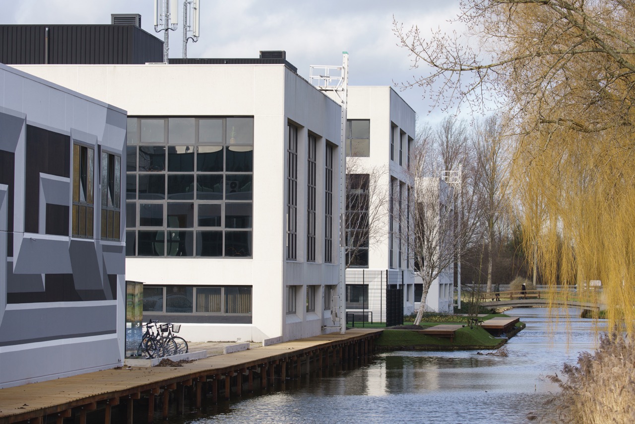 Buitenzijde van Campus Delta in Capelle aan den IJssel aan het water