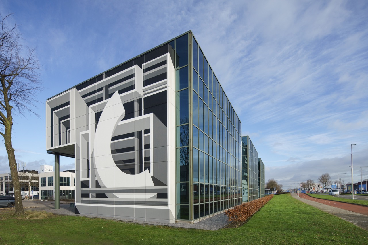 Buitenzijde van het moderne kantoorgebouw Campus Delta