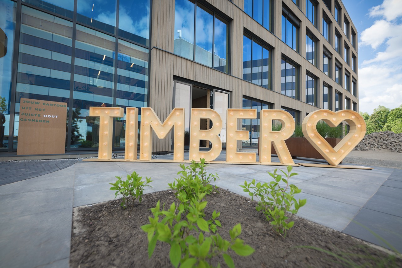 Buitenzijde van Campus Hambaken Timber in Den Bosch met Timber bord