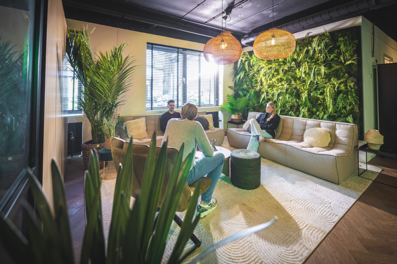 Groene lounge met zitplaatsen in het sociaal hart van Campus Dreesz