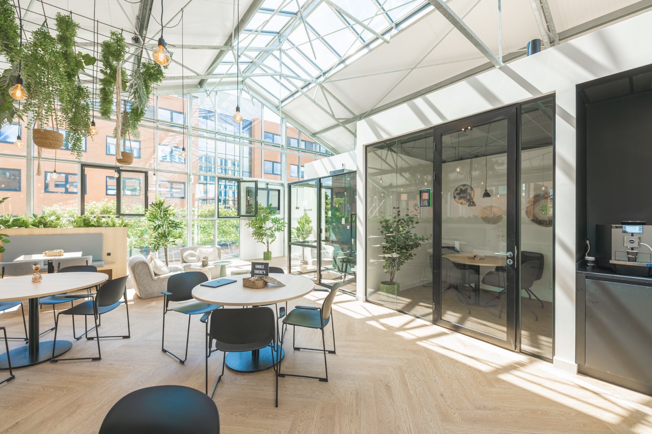 Lichte vergaderruimte met glazen dak bij Campus Seven Cities