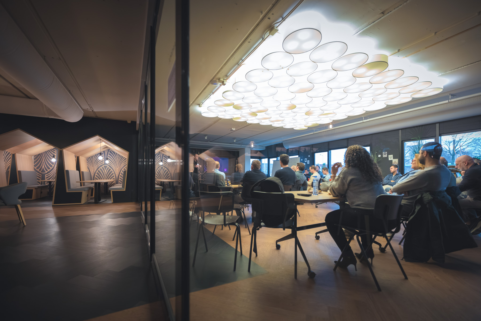 Eventruimte met grote lichtinstallatie en zitplaatsen bij Campus Delta