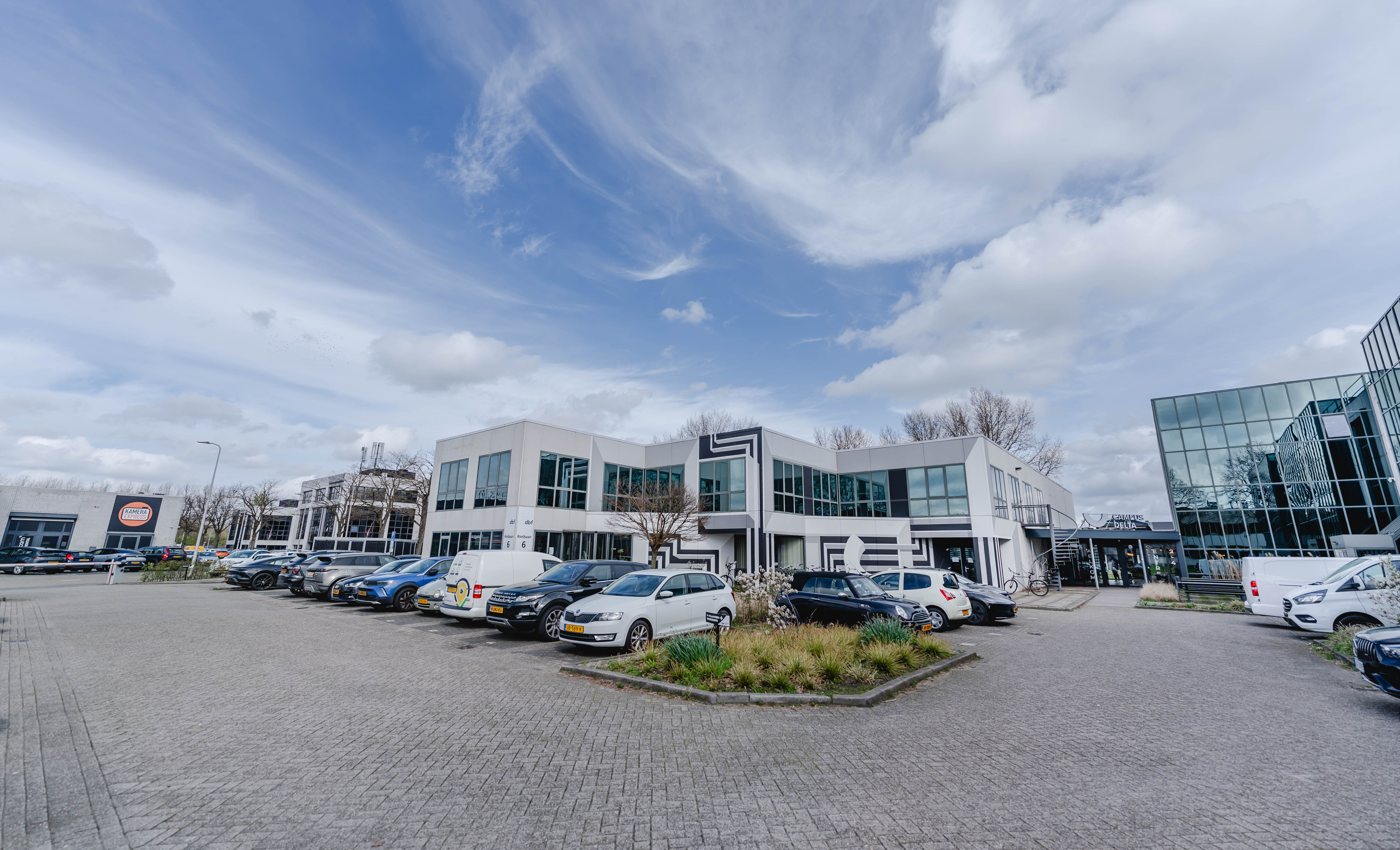 Informele lounge en ontmoetingsruimte bij Campus Delta in Capelle aan den IJssel