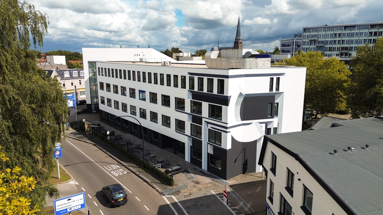 Buitenzijde van Campus Dreesz in Almelo vanuit de lucht