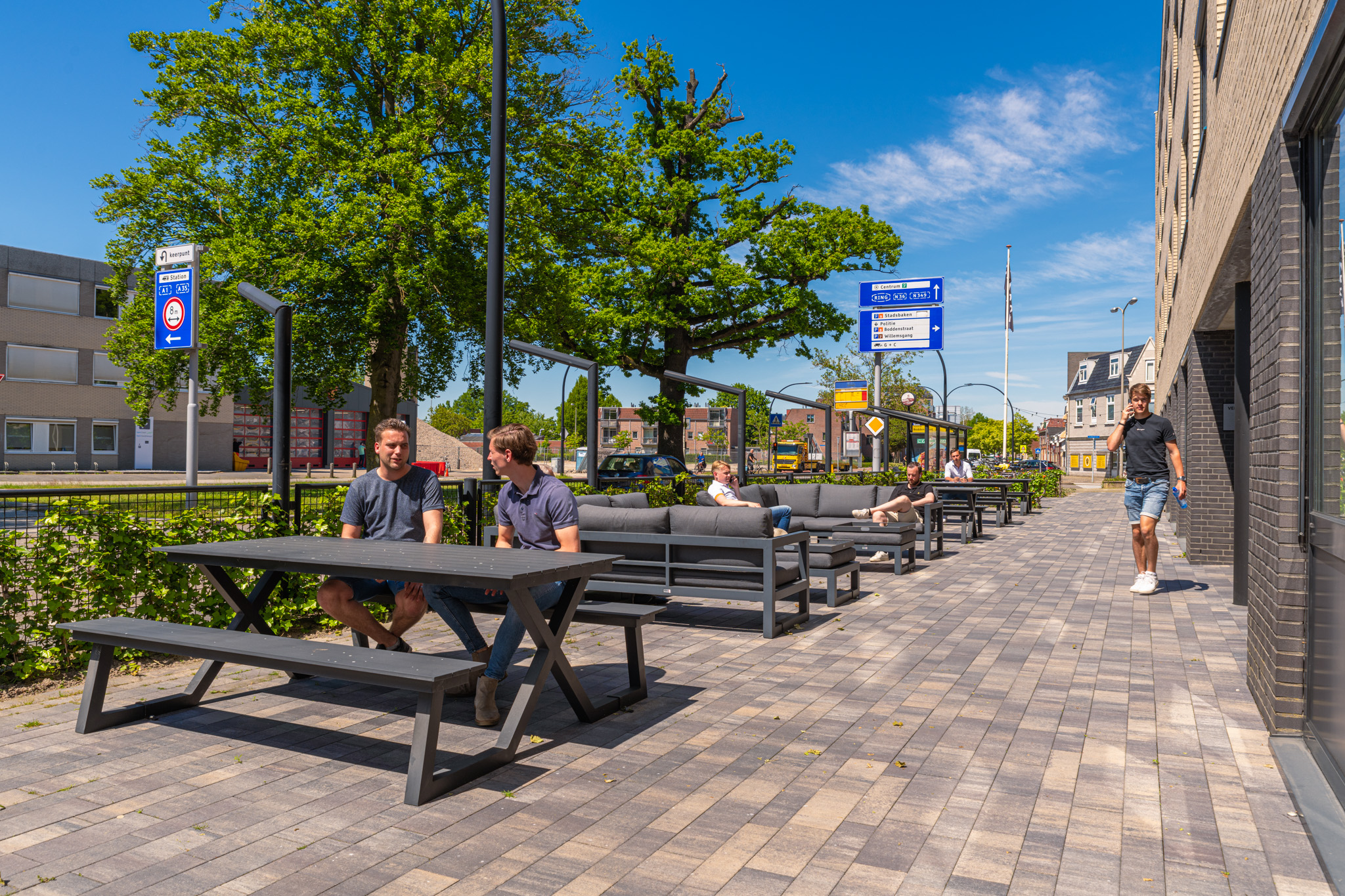 Terras met picknicktafels bij Campus Dreesz in Almelo