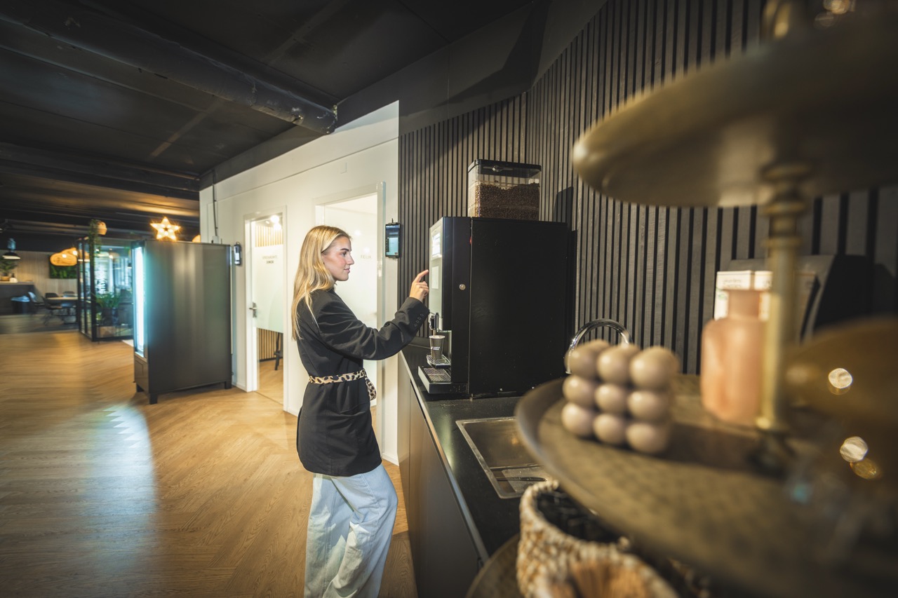 Ontmoetingsruimte met koffievoorziening bij Campus Dreesz