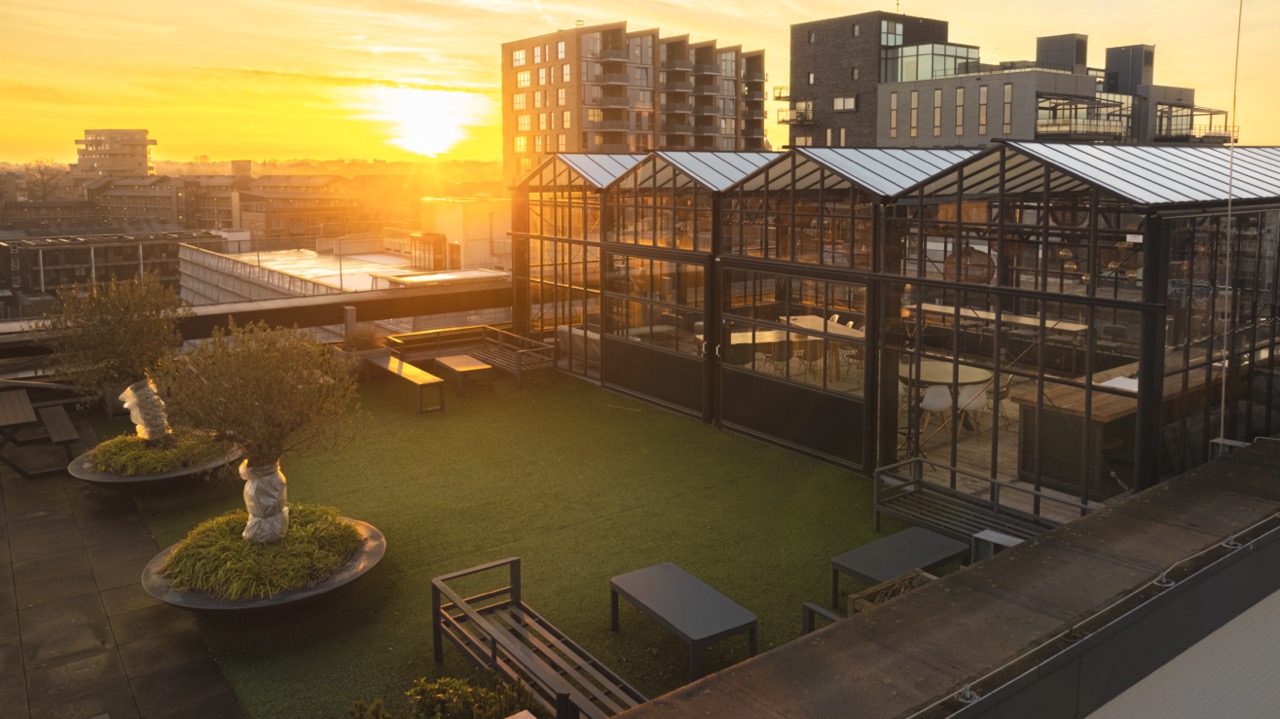 Dakterras van Campus CeeCee bij zonsondergang in Enschede