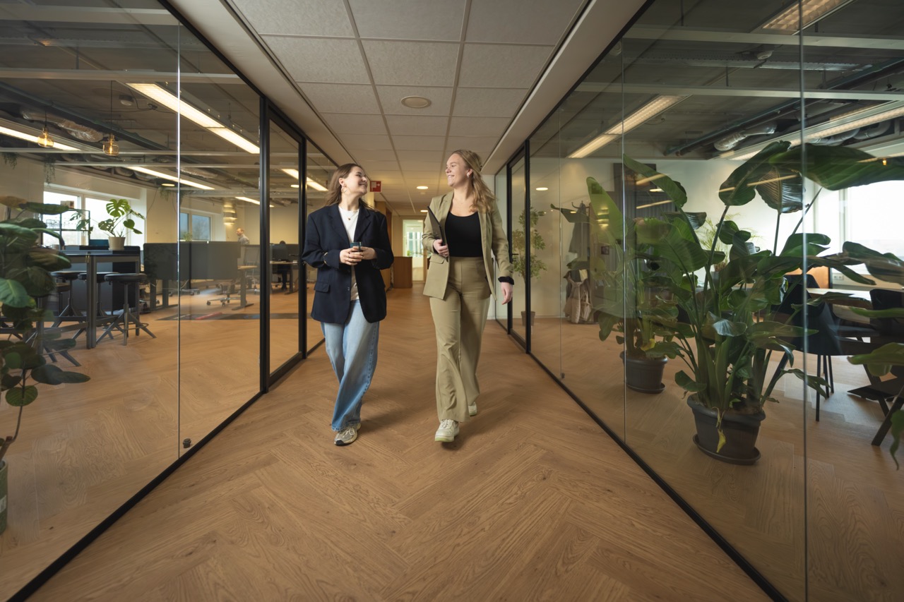 Collega’s lopen door de kantoorruimte van Campus CeeCee