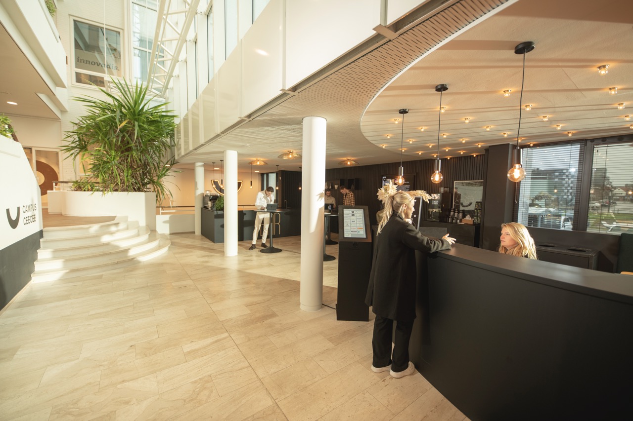 Entree en ontvangstbalie van Campus CeeCee in Enschede