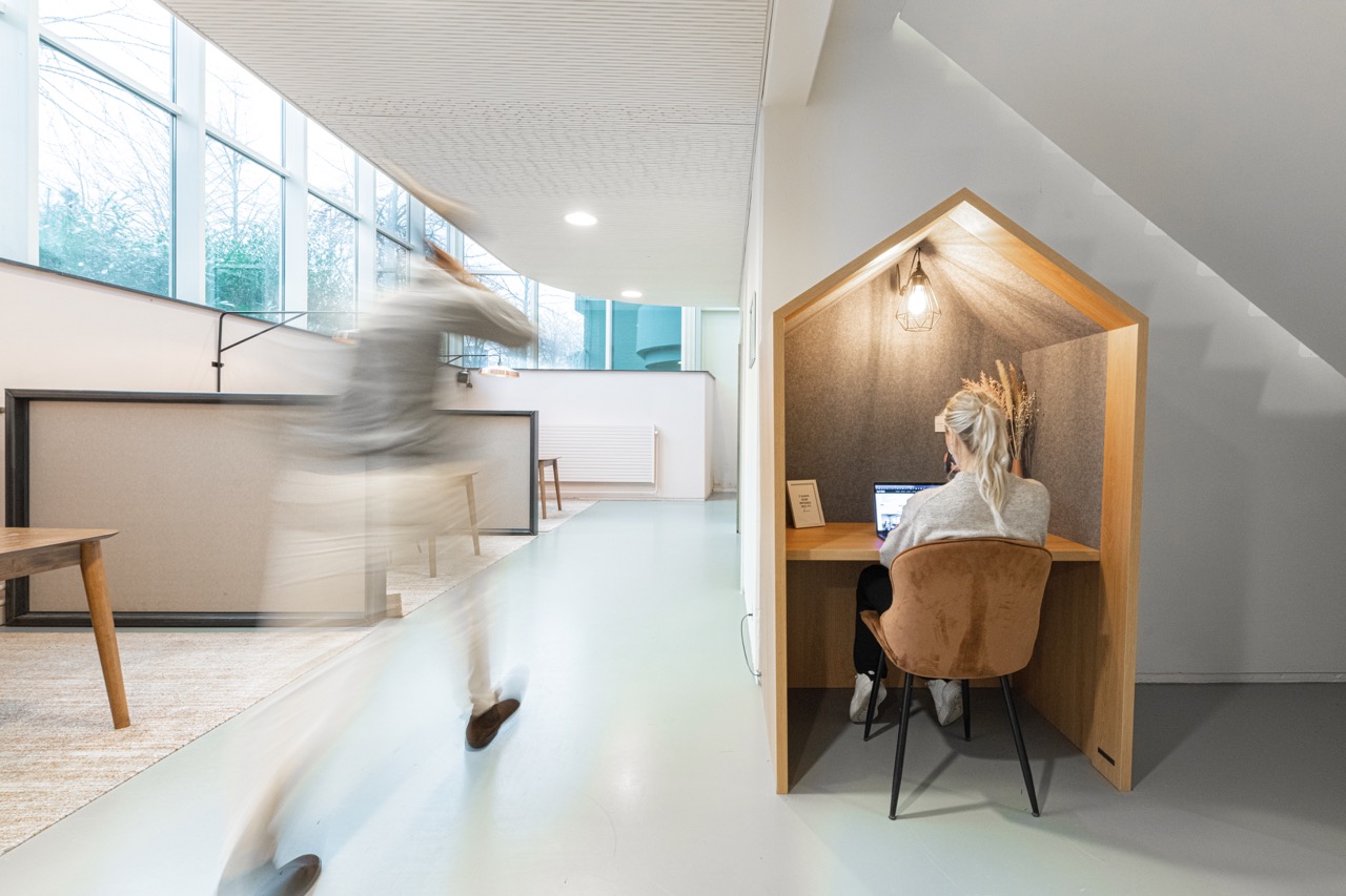 Flexwerkplek met zitnis bij Campus CeeCee in Enschede