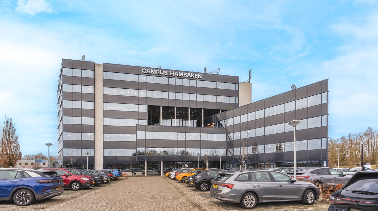 Buitenzijde van Campus Hambaken met parkeerplaatsen in Den Bosch