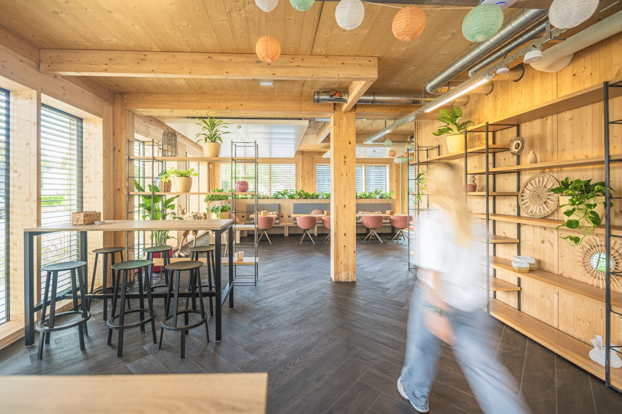 Houten interieur en werkplekken bij Campus Hambaken Timber in Den Bosch