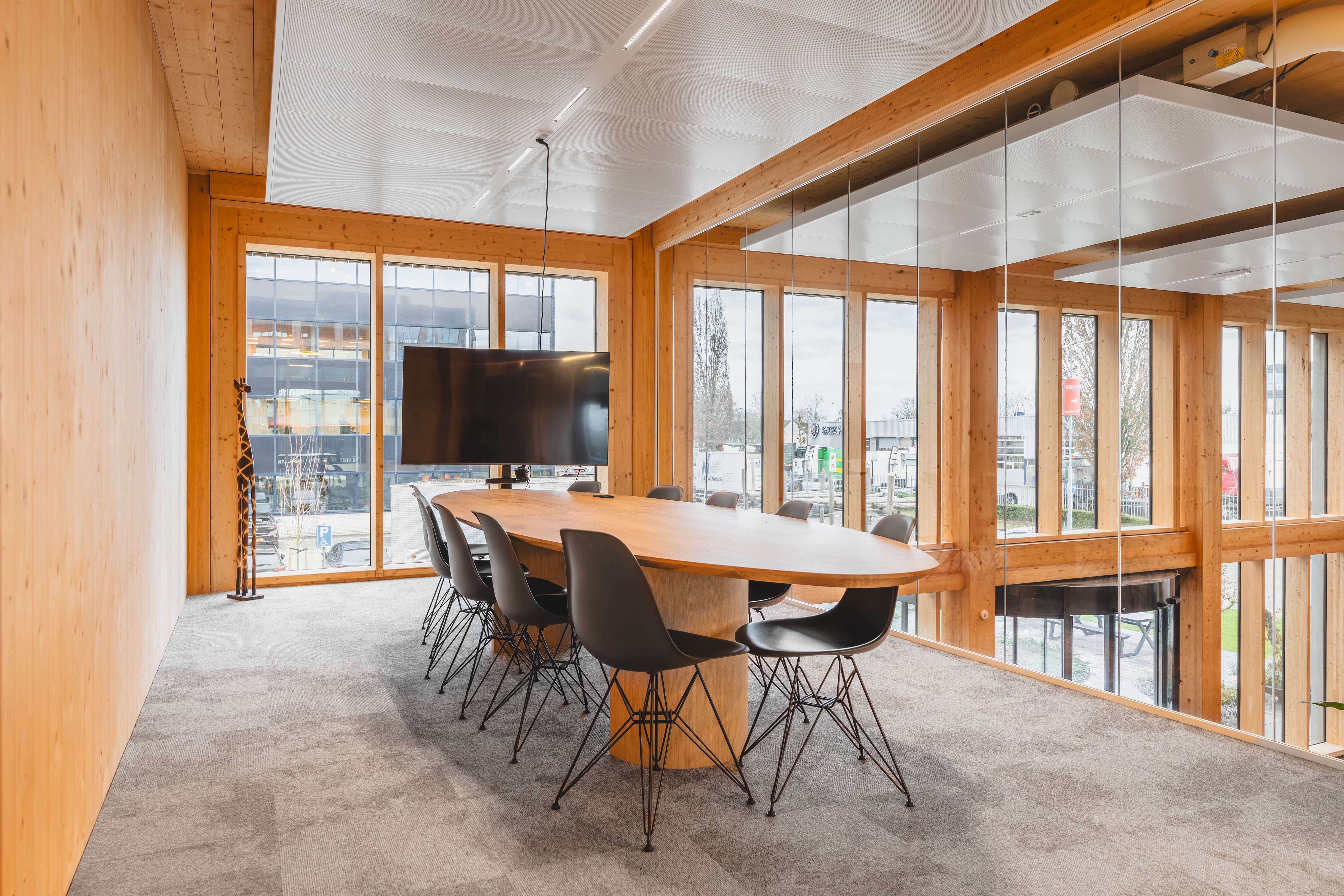 Vergaderruimte met houten interieur bij Campus Hambaken Timber in Den Bosch