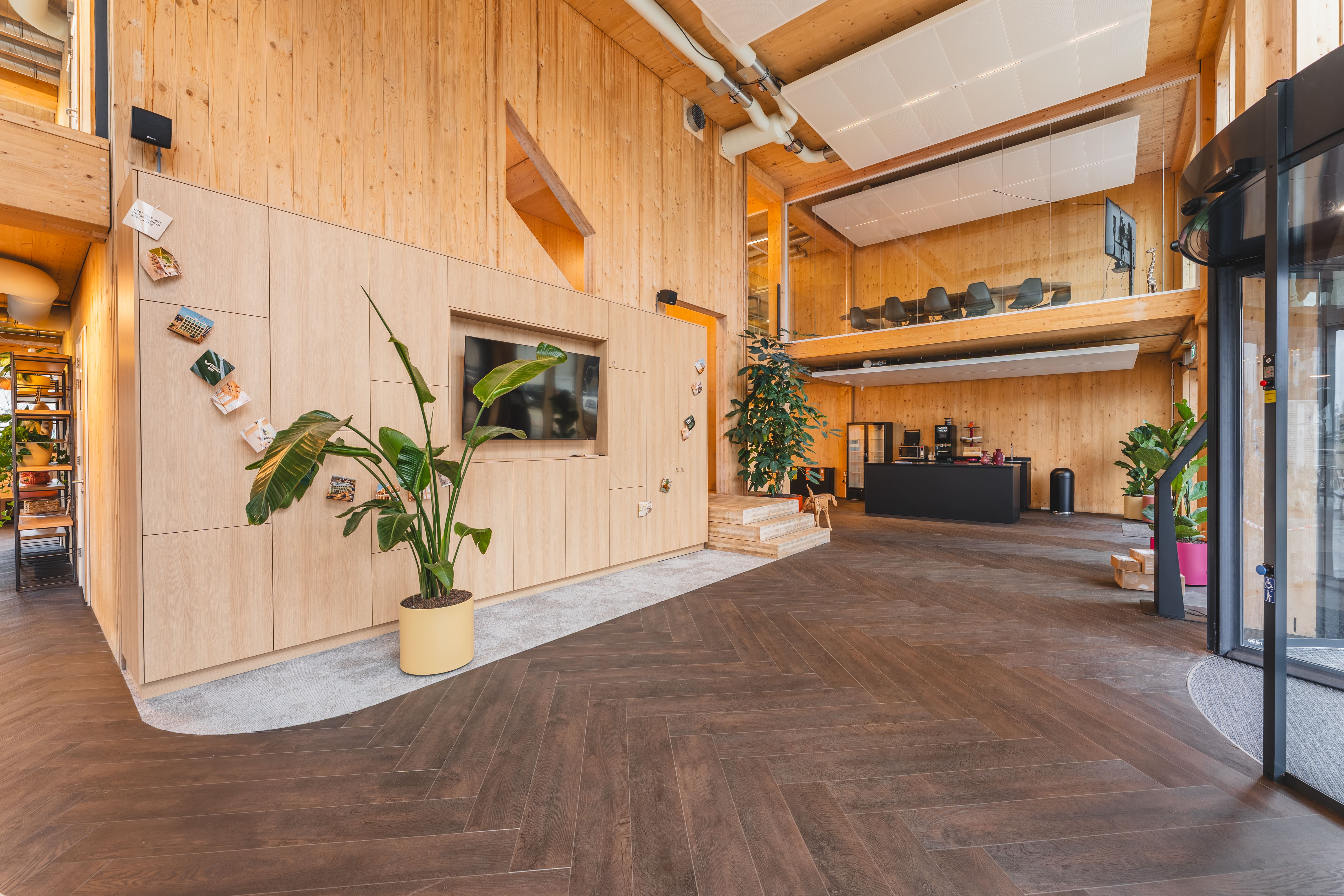 Ontvangstruimte met houten interieur bij Campus Hambaken Timber in Den Bosc