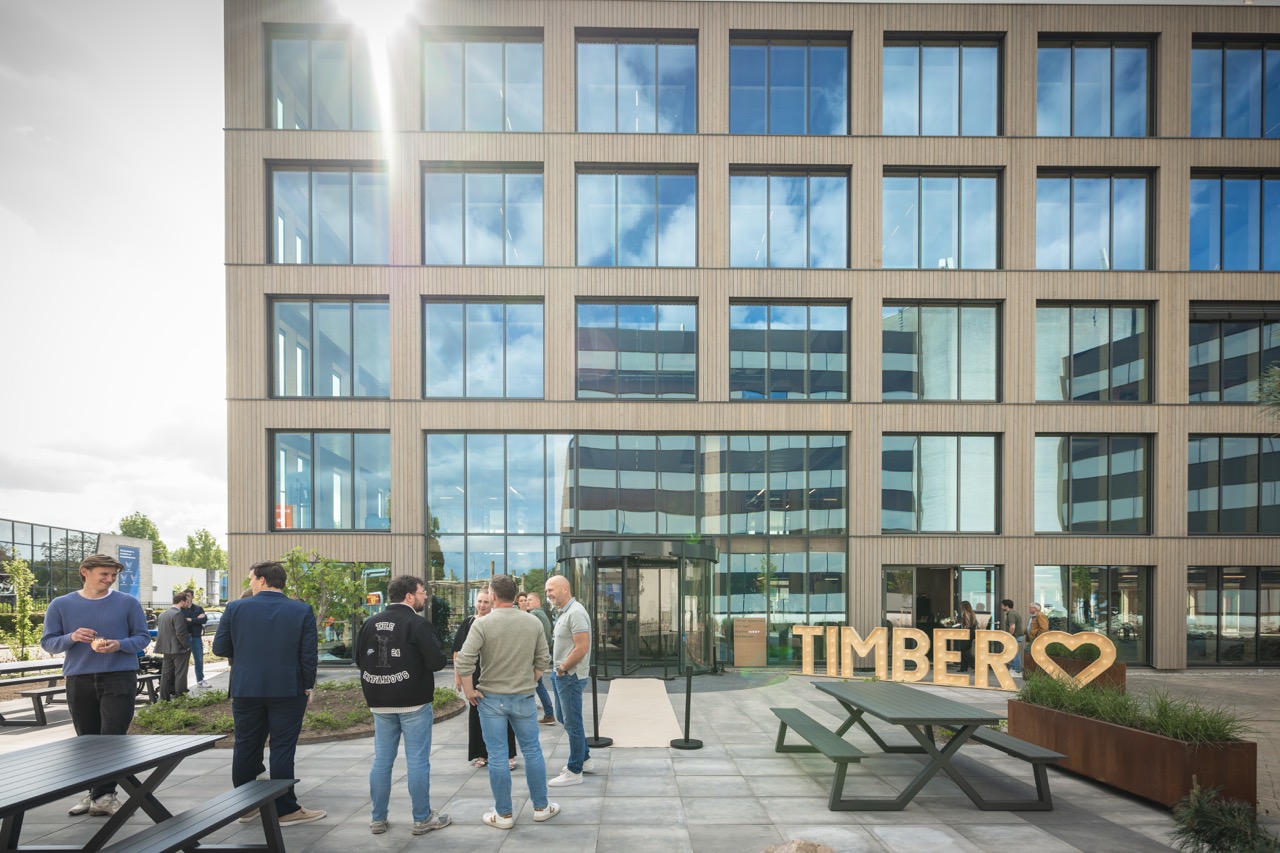 Entree en gevel van Campus Hambaken Timber in Den Bosch