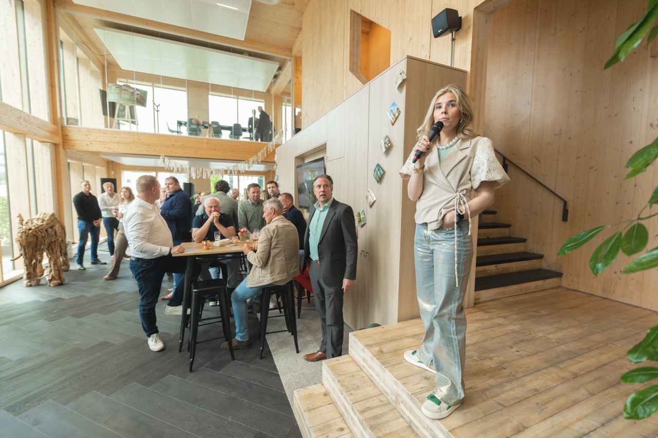 Bezoekers in de entree van Campus Hambaken Timber in Den Bosch