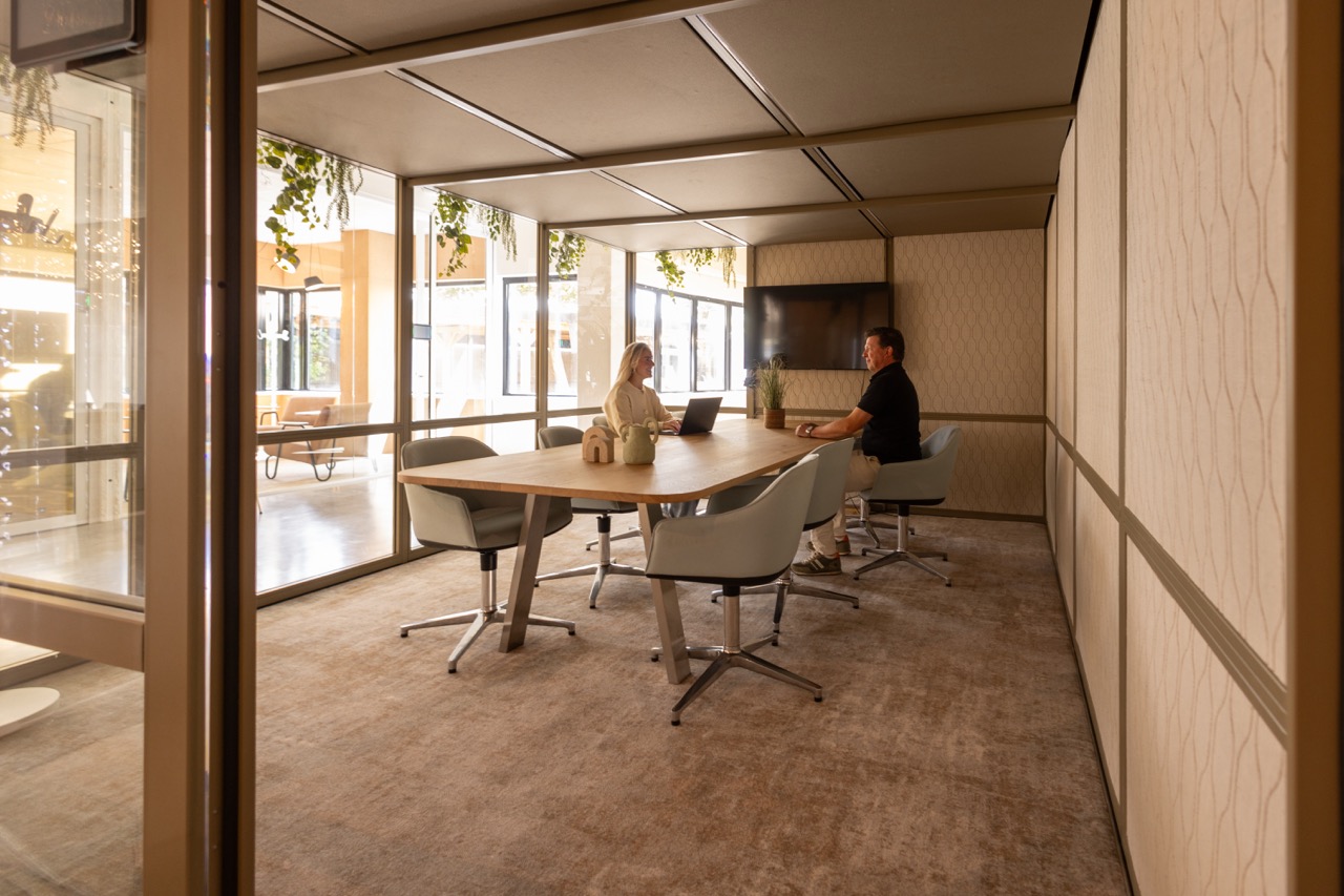 Werkplek met glazen wanden bij Campus Cees in Amsterdam