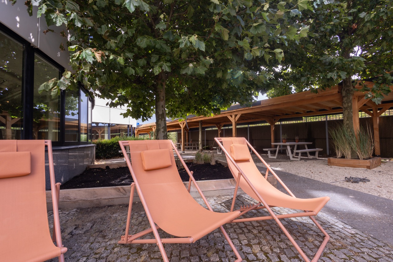 Buitenterras met zitplekken bij Campus Cees in Amsterdam