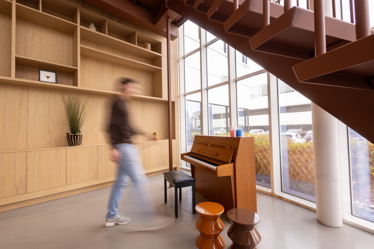 Houten interieur met trap en werkplekken bij Campus Cees