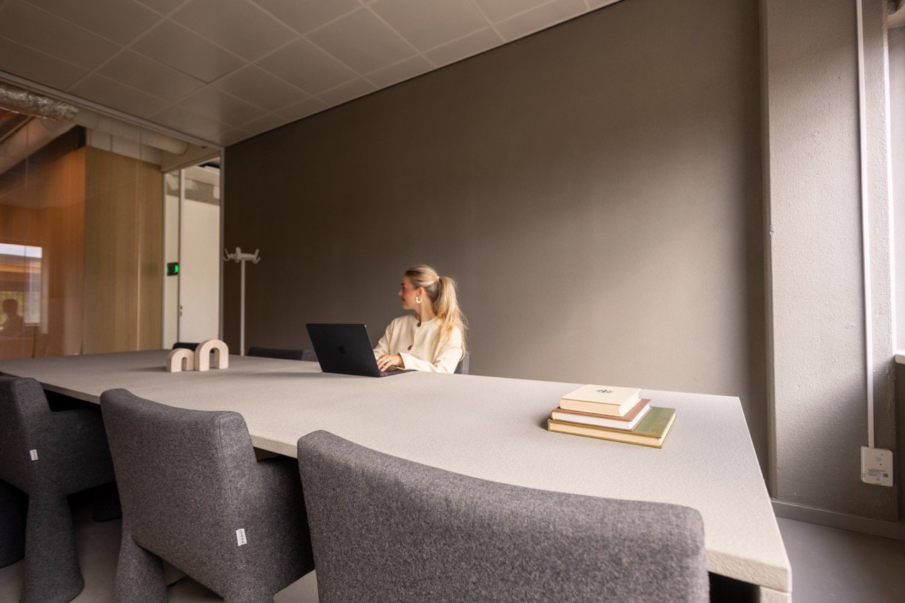 Vergaderruimte met grote tafel bij Campus Cees in Amsterdam.