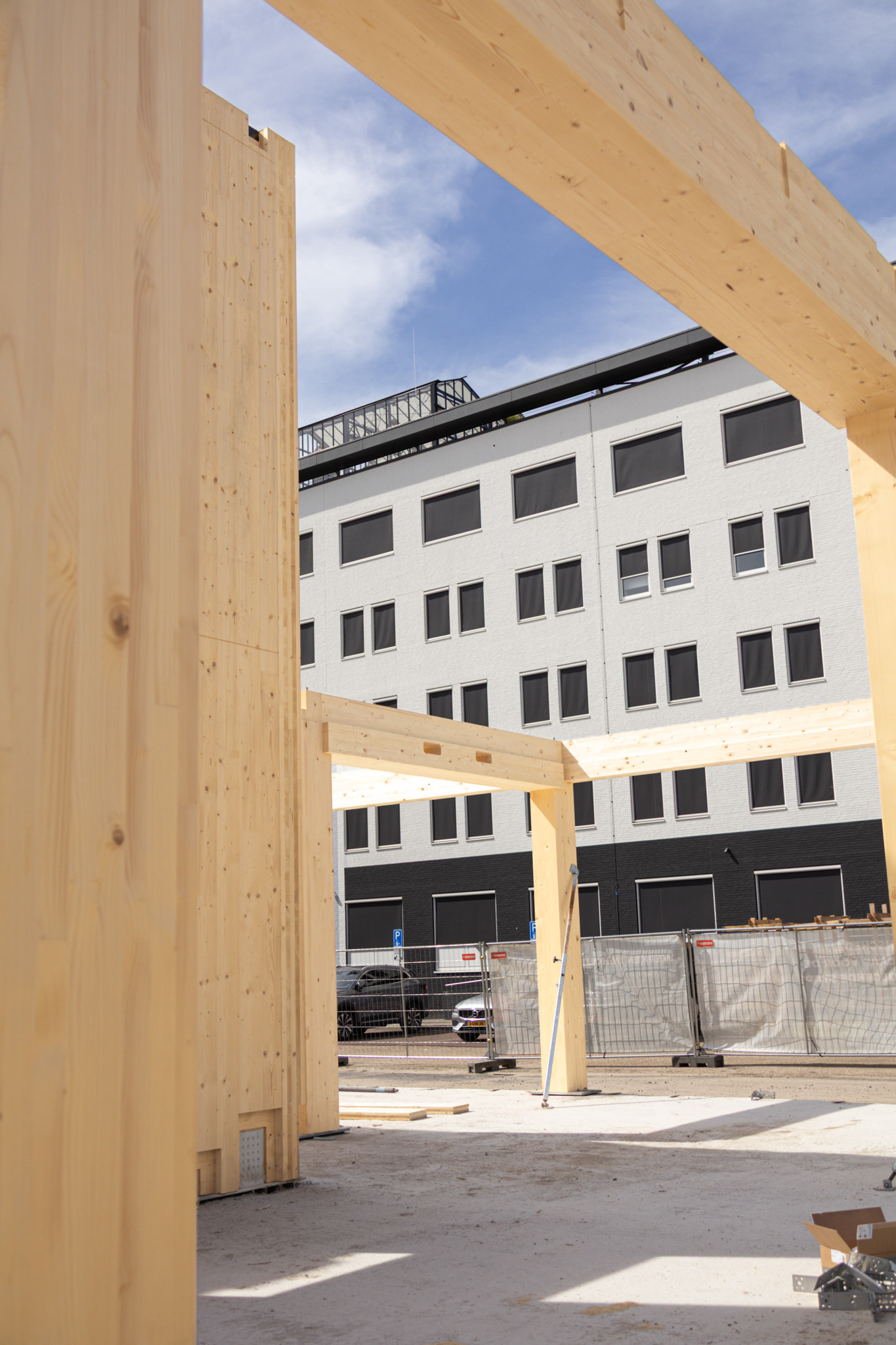 Houten kolommen en balken tijdens de bouw van Campus CeeCee Timber
