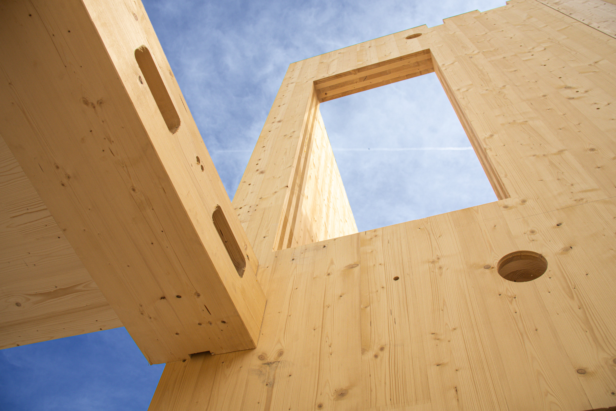 Detail van houten draagconstructie bij Campus CeeCee Timber in aanbouw
